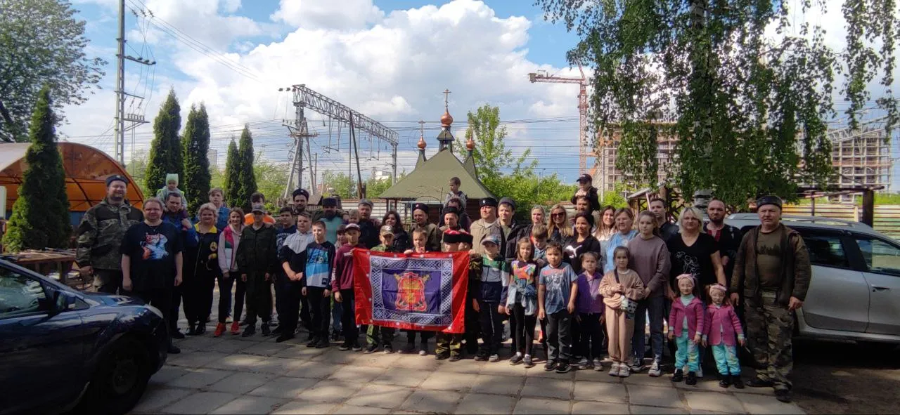 Казаки и дети общества со знаменем