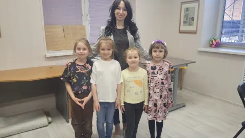 Девочки с педагогом после занятия